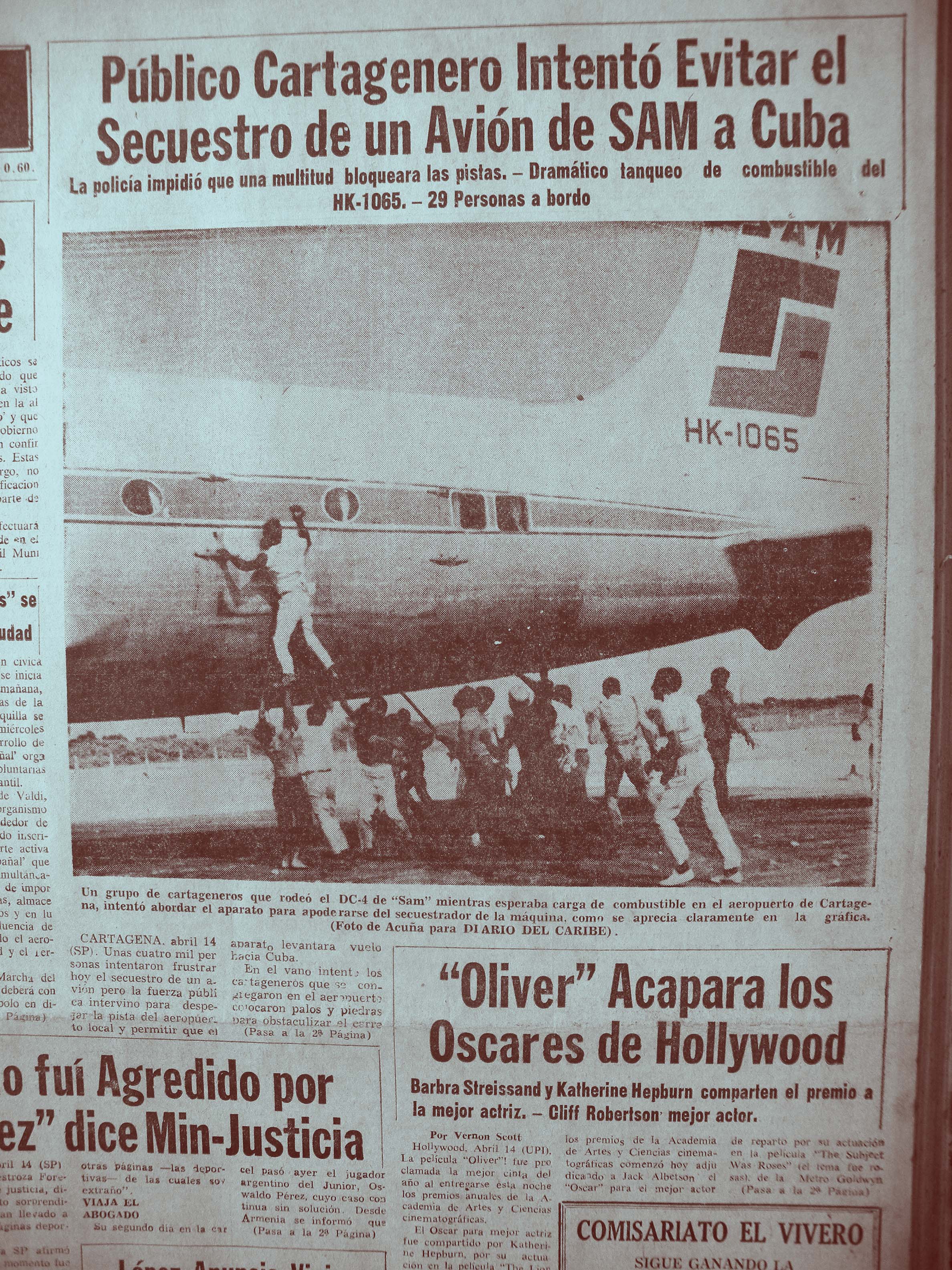 Un grupo de personas intenta evitar el secuestro de un avión en la pista del Aeropuerto Internacional Rafael Núñez de Cartagena.