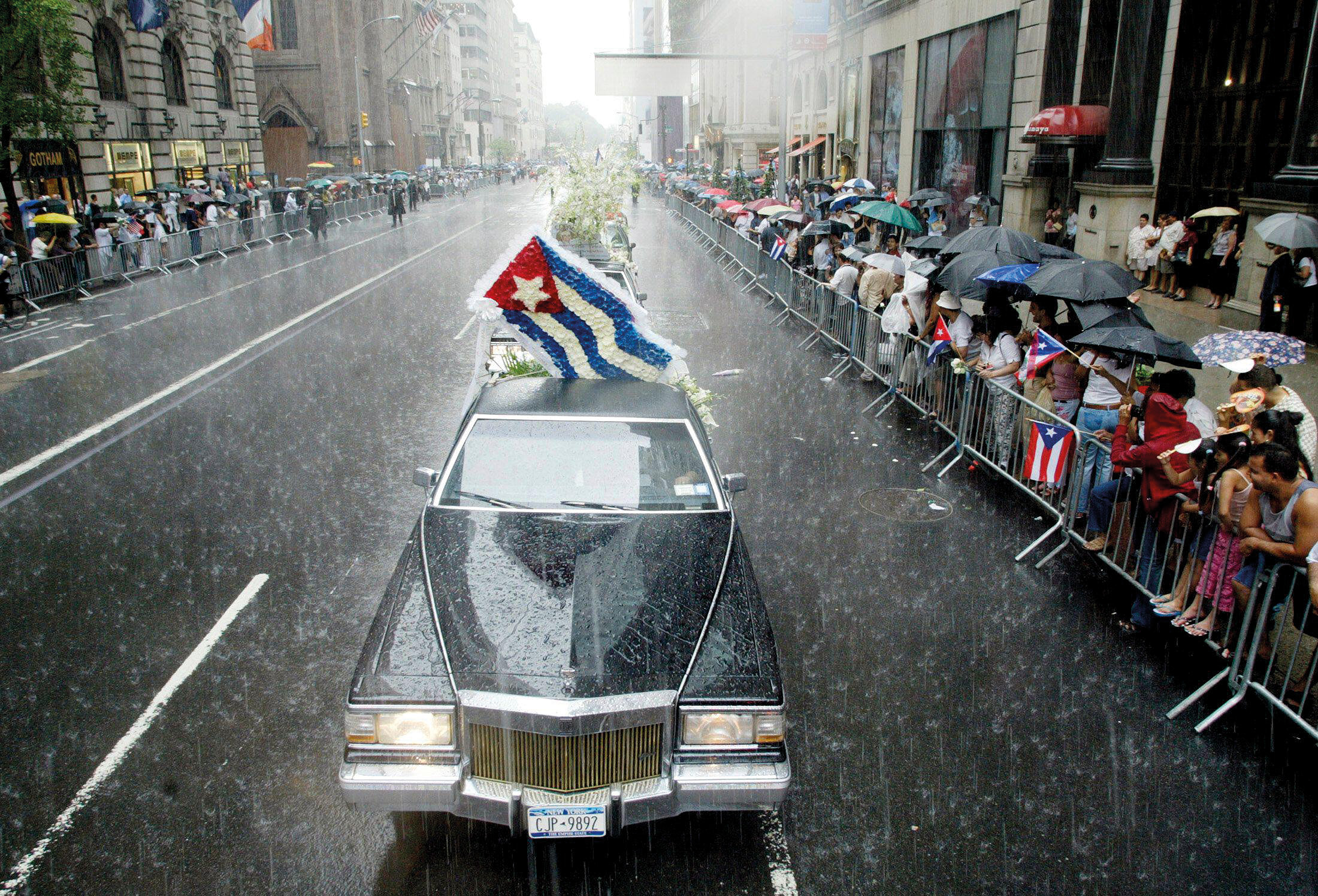 Procesión fúnebre de Celia Cruz por la Quinta Avenida, en Nueva York, rumbo a la catedral de San Patricio.