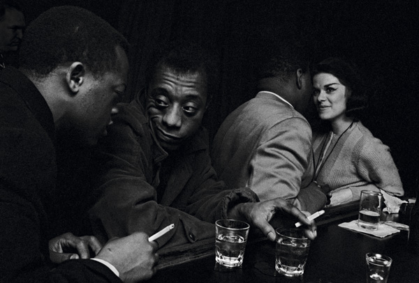 James Baldwin con su hermano en un bar de Broadway, en 1965 • © Bob Adelman | Corbis