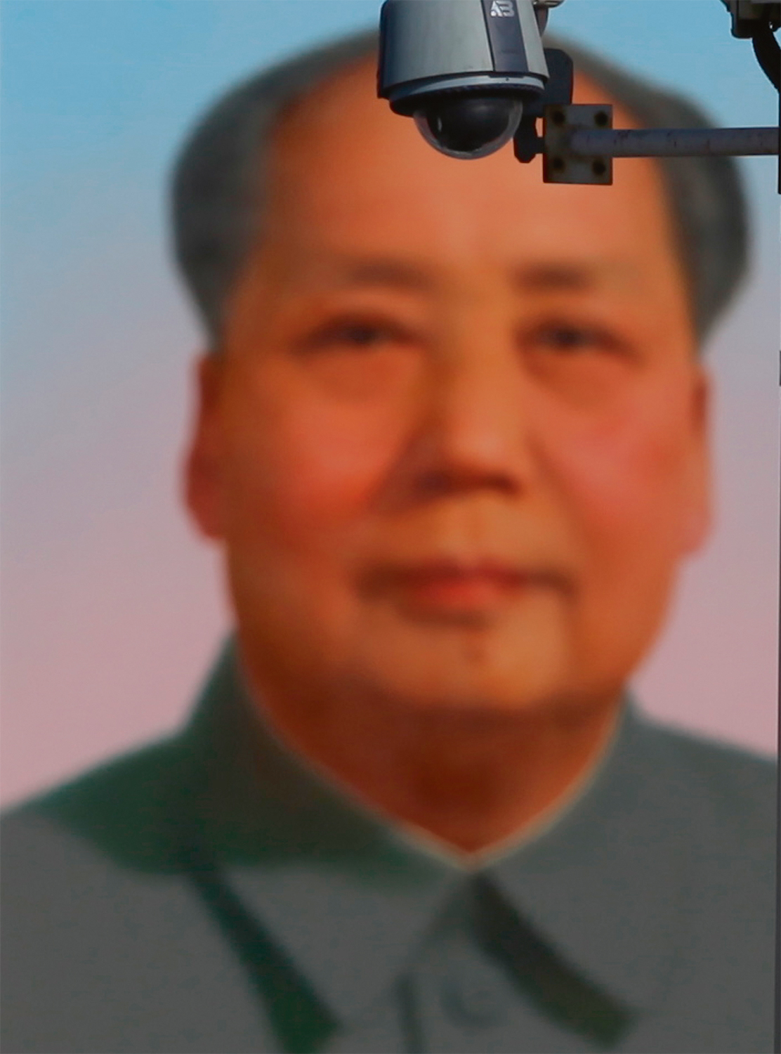 Una cámara de seguridad funge como un tercer ojo en el retrato de Mao Zedong en la plaza Tiananmen.