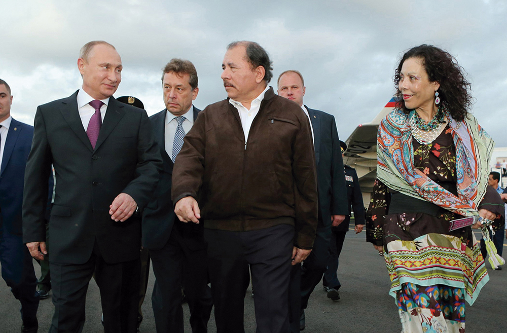 Rosario Murillo y Daniel Ortega reciben al presidente de Rusia, Vladimir Putin, en el aeropuerto de Managua (2014).