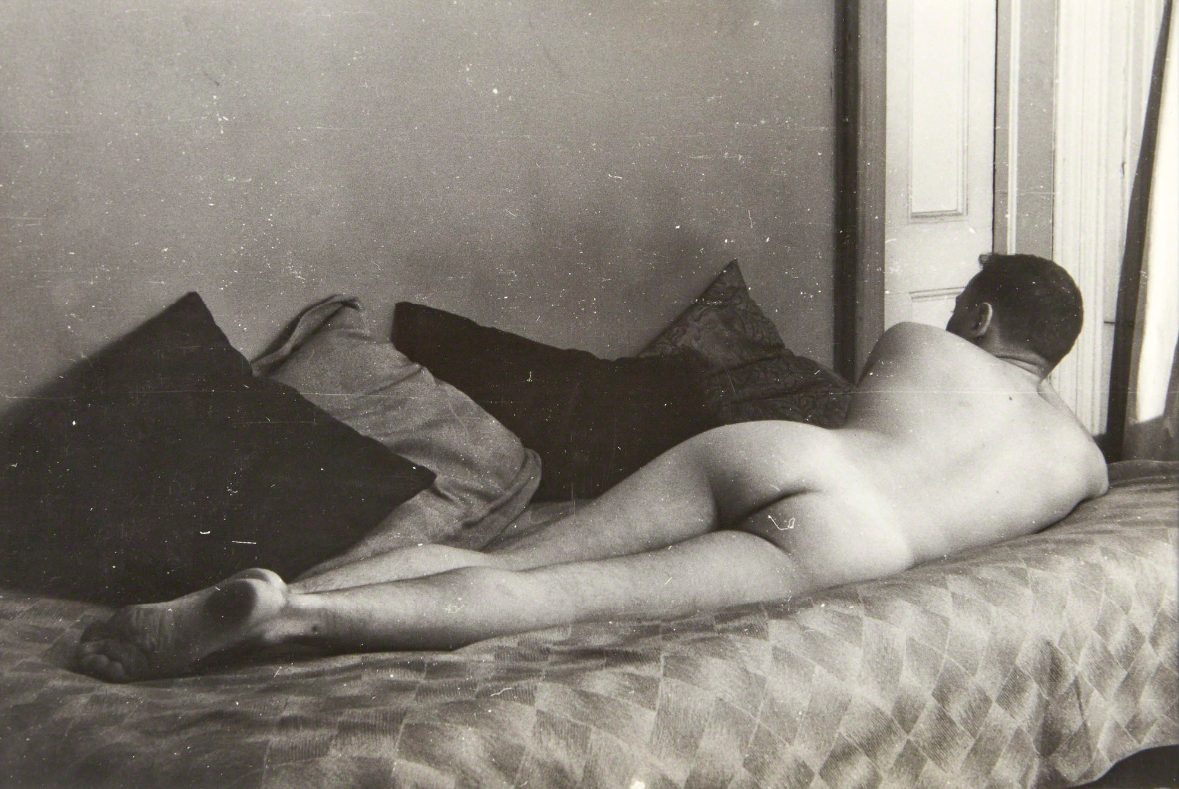 El dramaturgo y novelista Tennessee Williams retratado desnudo por el colectivo PaJaMa (Paul Cadmus, Jared French y Margaret French). © artsy