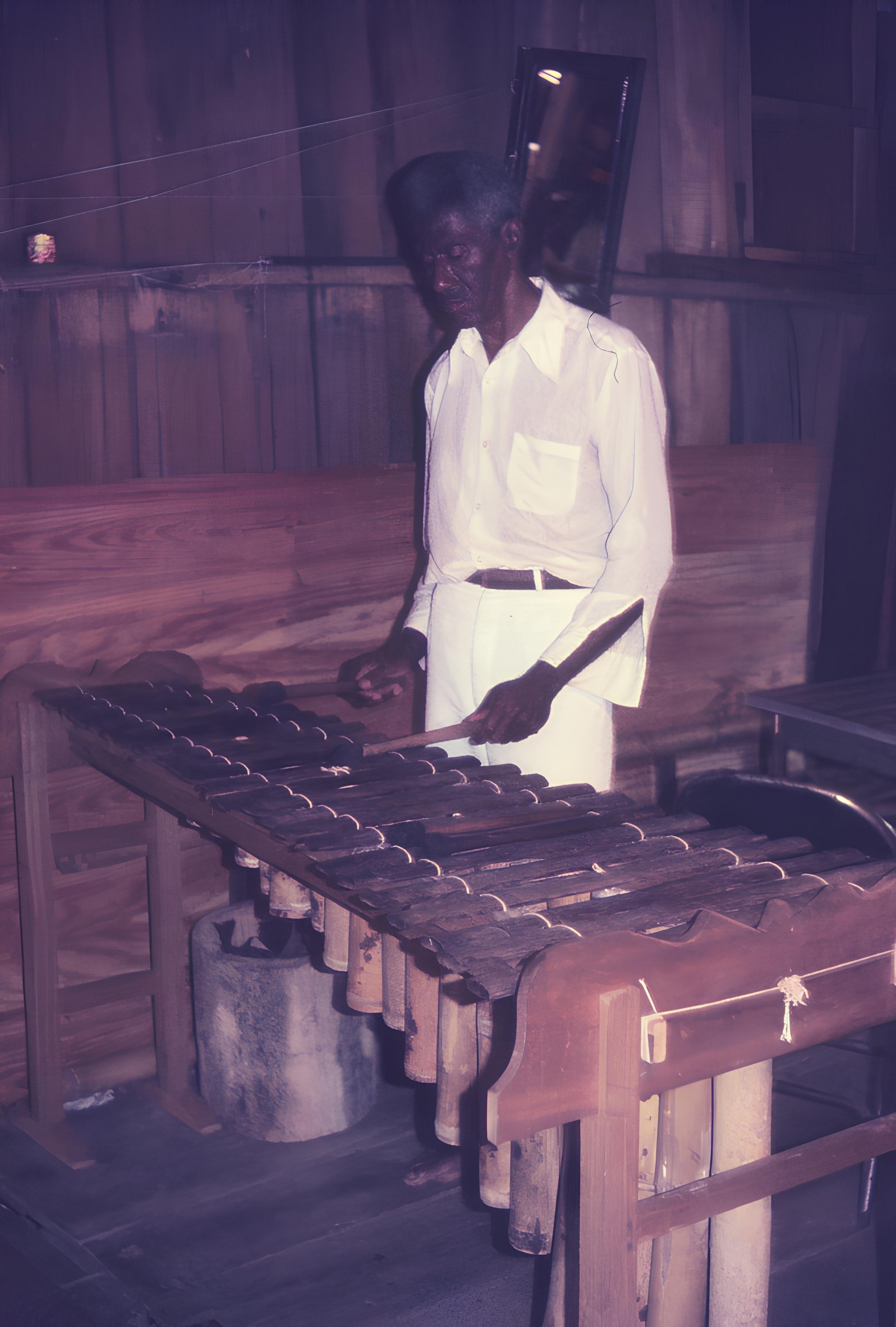 Teófilo tocando la marimba