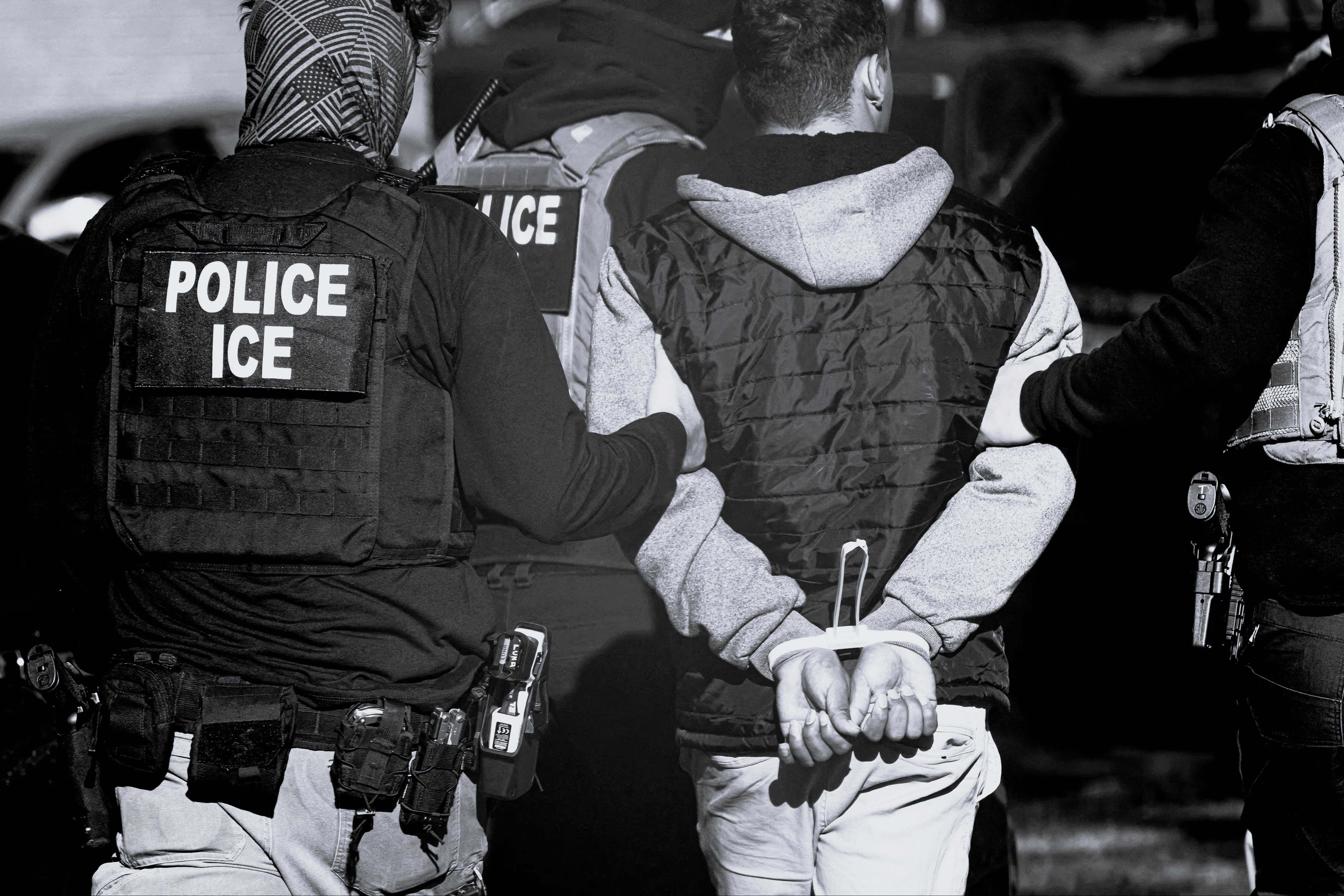 Agentes del ICE detienen a un hombre tras realizar una redada en el complejo de apartamentos Cedar Run en Denver, Colorado, EE. UU., el 5 de febrero de 2025.