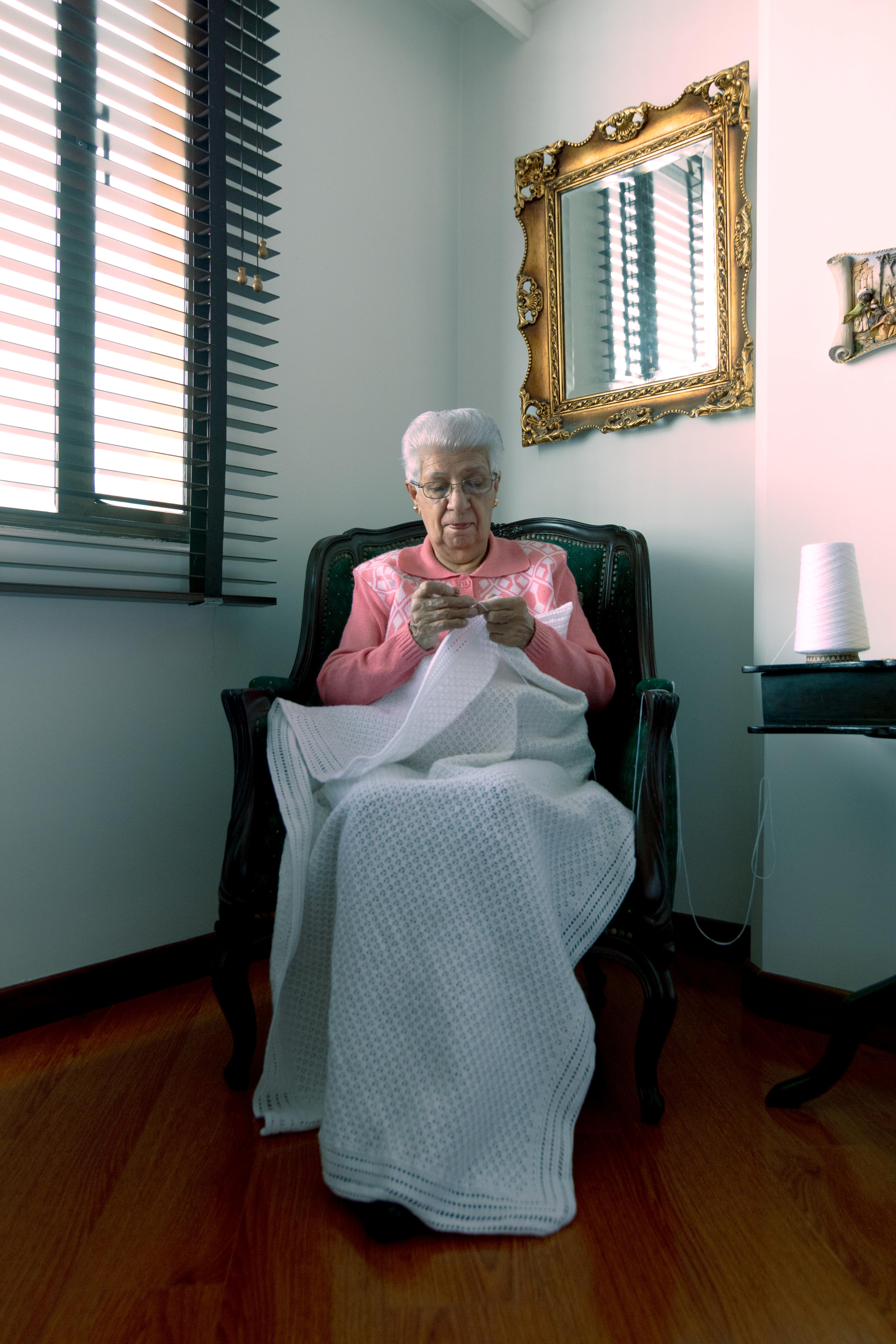 mamá tejiendo