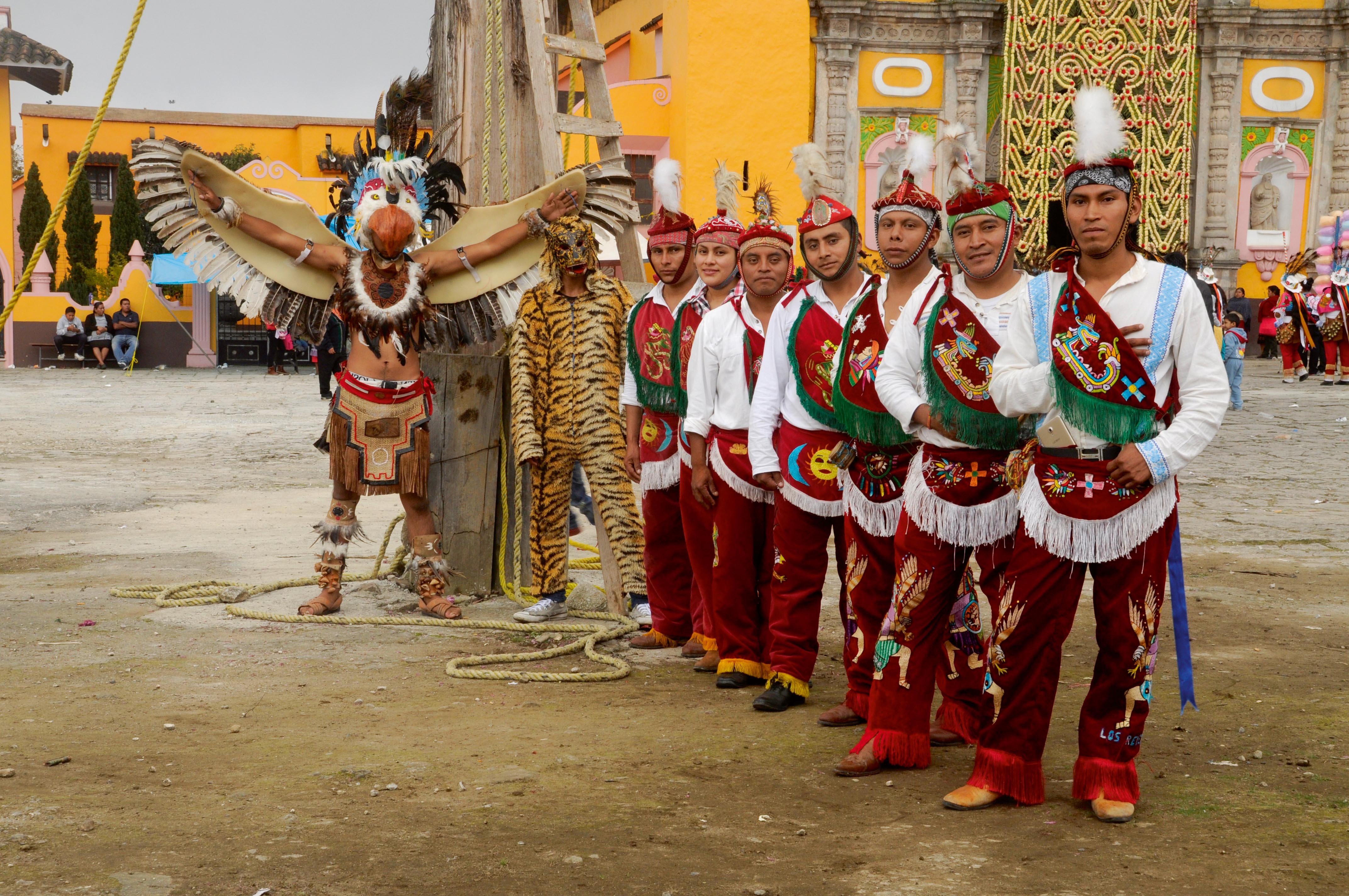  El grupo de voladores mayoyohuastles, conformado por hombres de distintos pueblos de la Sierra Norte y el Totonacapan.
