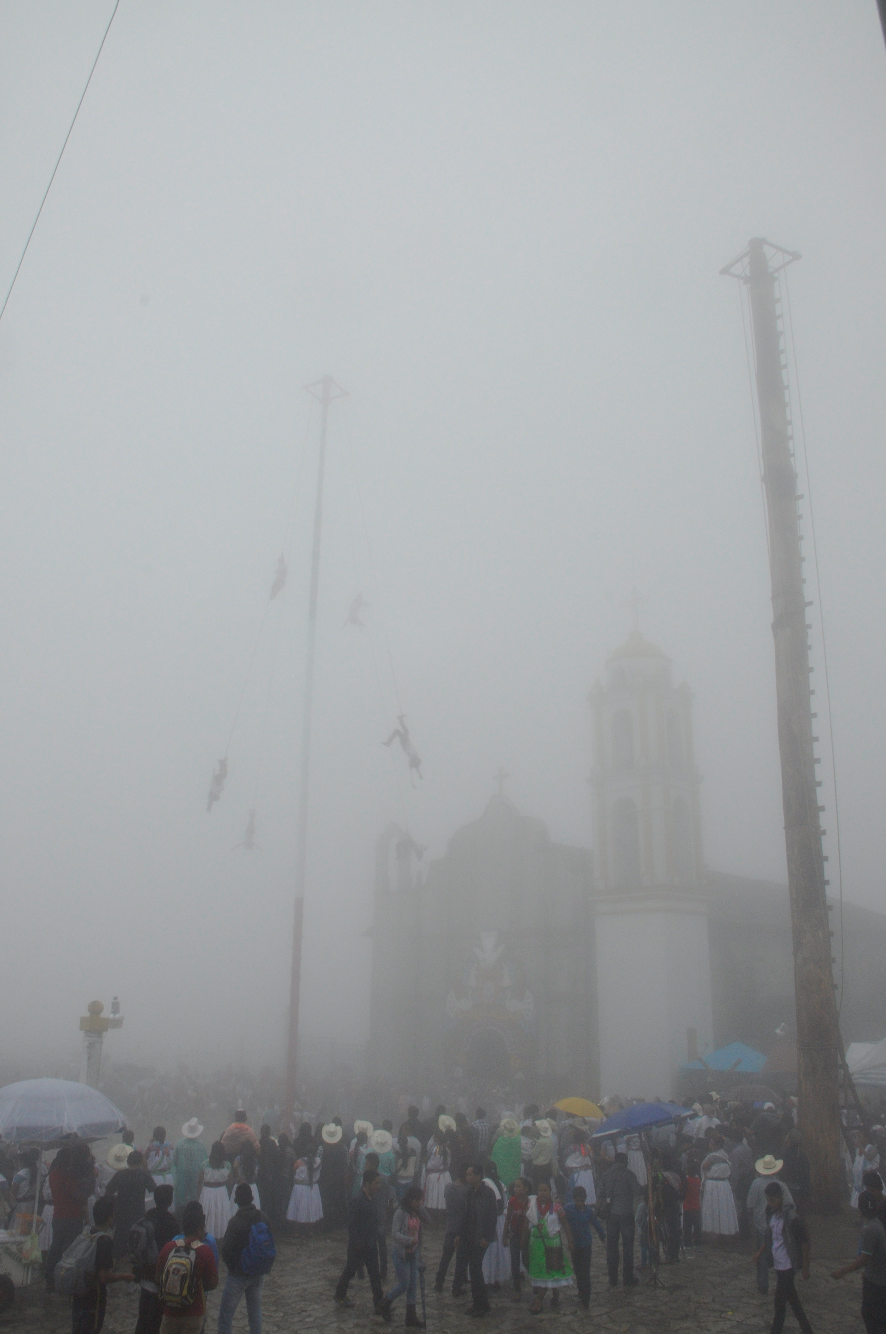 El palo tradicional y el metálico, alrededor del cual giran los voladores, en las fiestas patronales de San Miguel Tzinacapan.