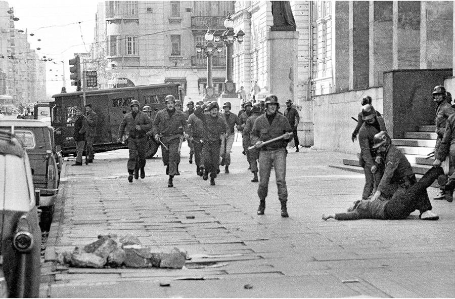  Represión policial en Montevideo durante una manifestación antidictatorial (1984).