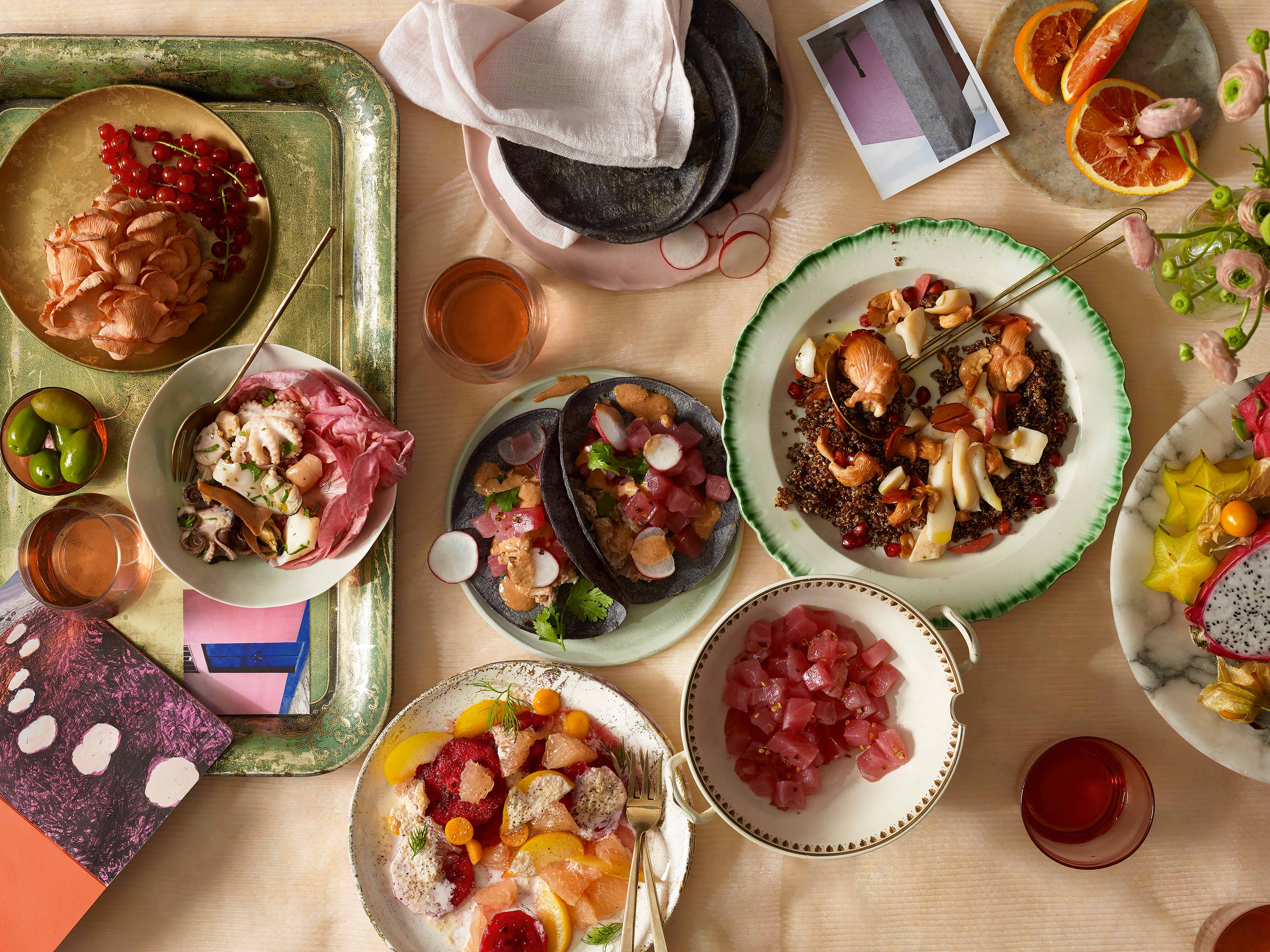 Taquitos de atún, ensalada de pulpo, radicchio, setas coral y ensalada de pitaya con uchuvas e higos del desierto para la Cena rosa.