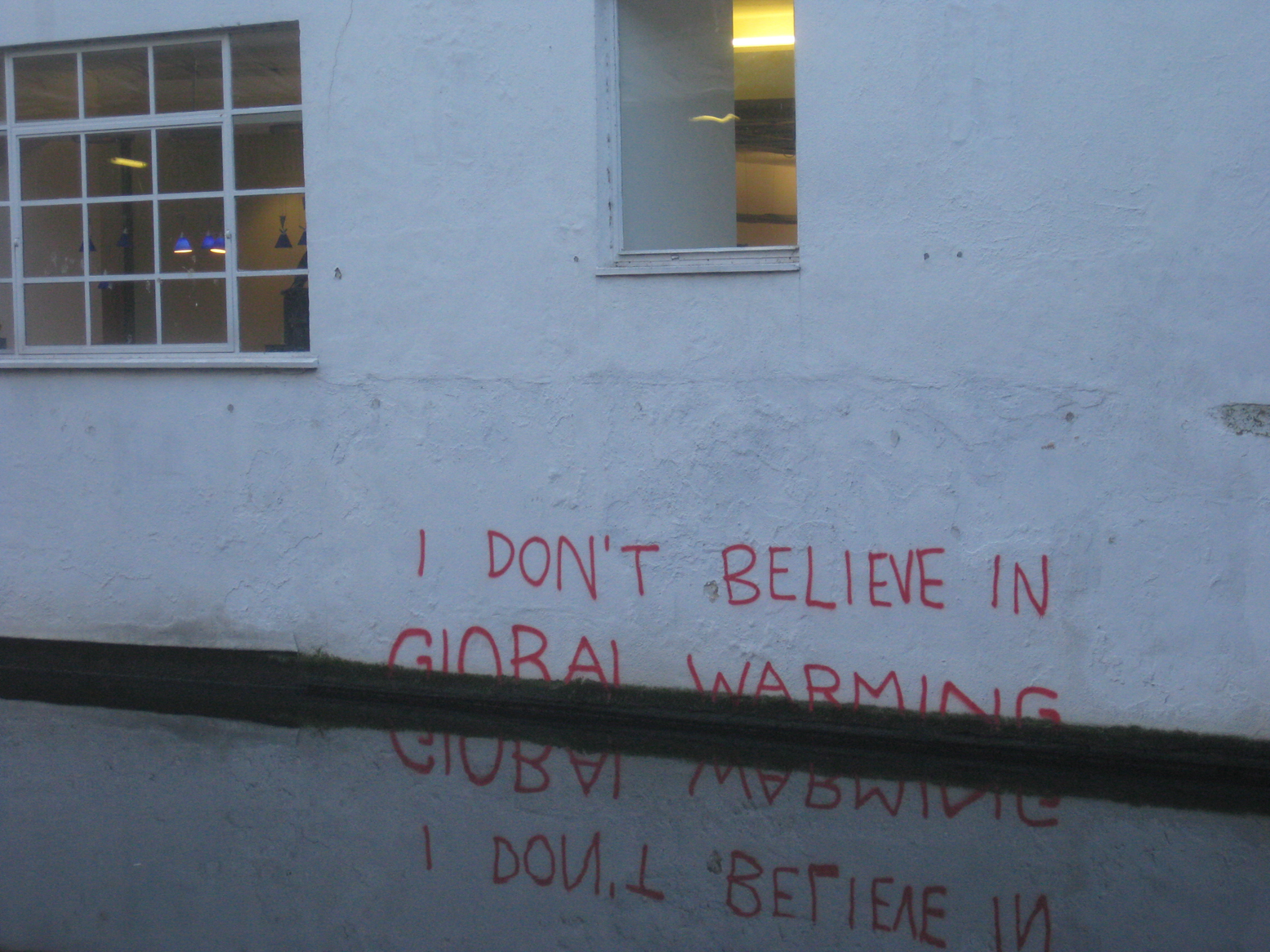 Grafiti hecho por Bansky en el barrio Camden de Londres (2009).