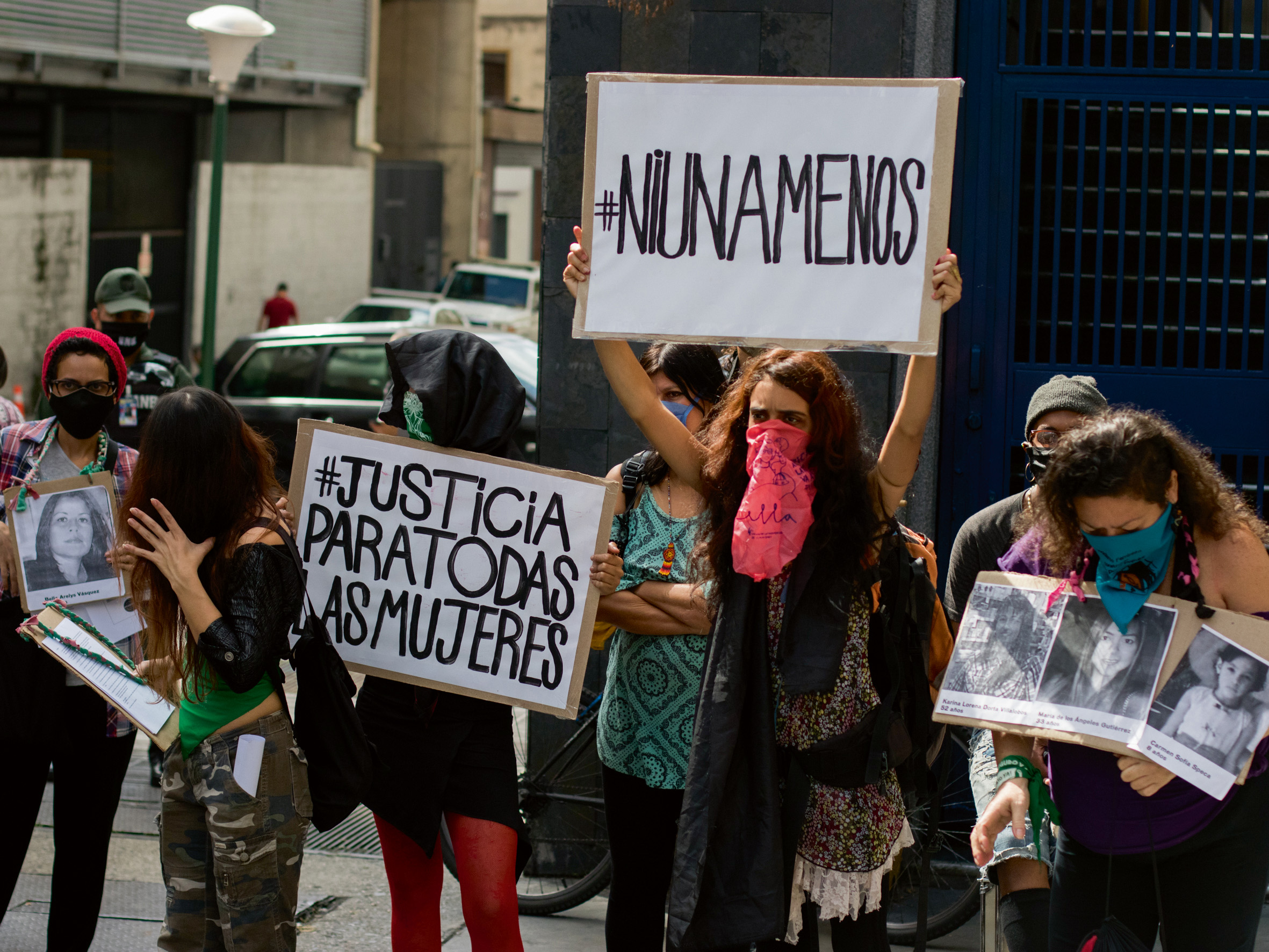 Manifestación de varios colectivos feministas frente al Ministerio de Relaciones Interiores, Justicia y Paz de Venezuela (2020). 