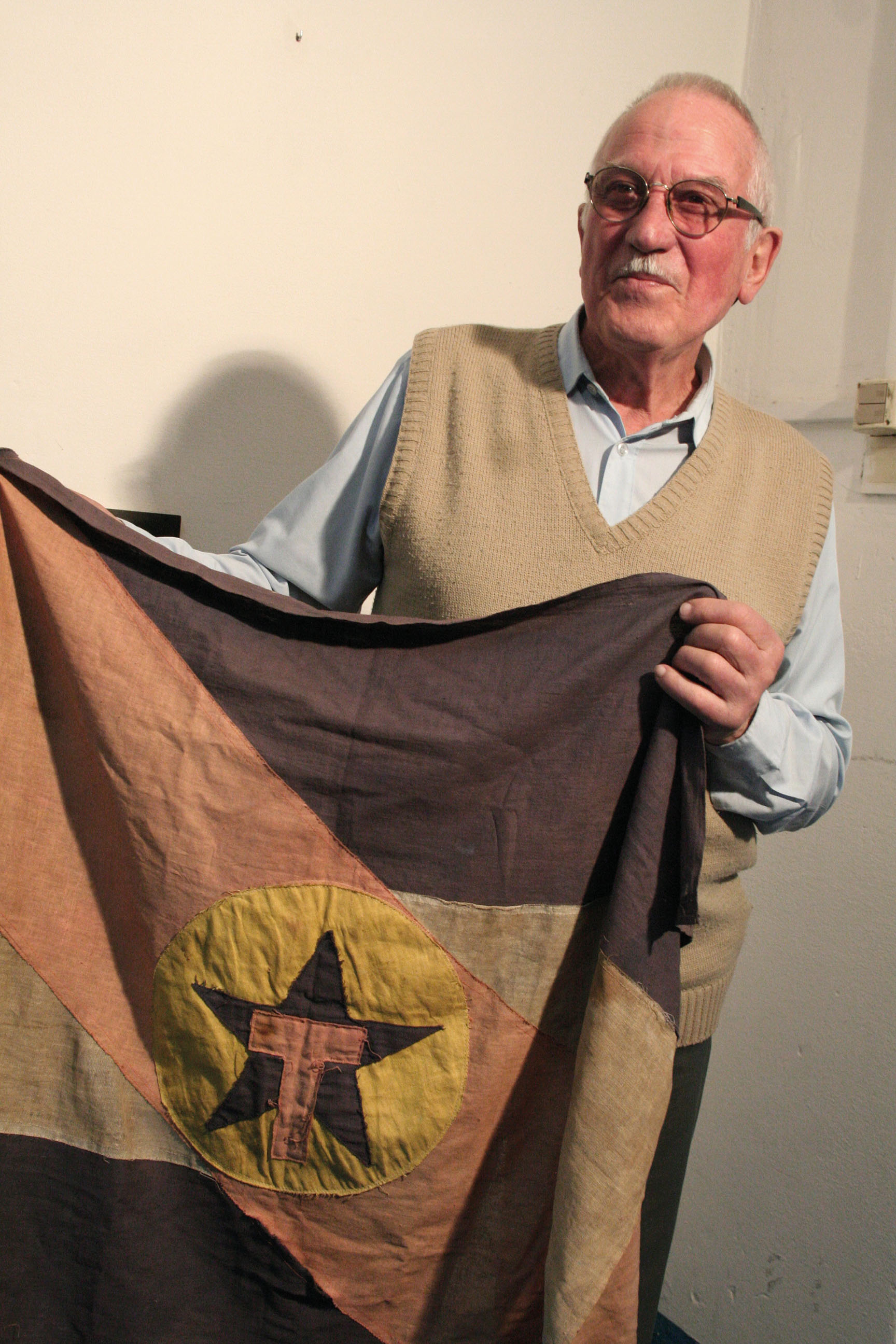 Julio Marenales sosteniendo la bandera de los Tupamaros.