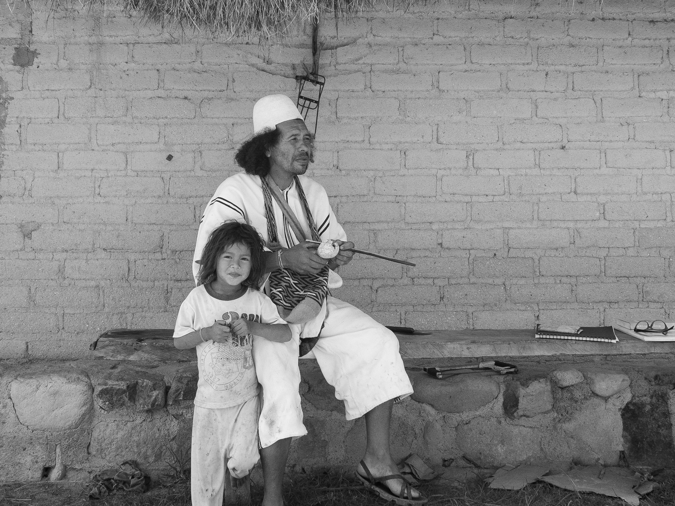 Wílber Mestre junto a un niño de la comunidad arhuaca.