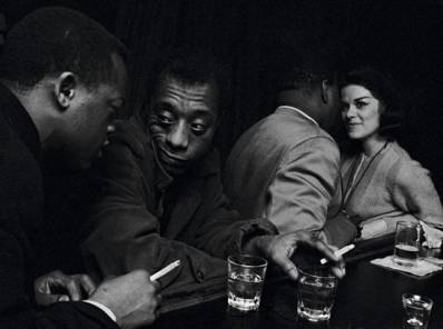 James Baldwin con su hermano en un bar de Broadway, en 1965 • © Bob Adelman | Corbis