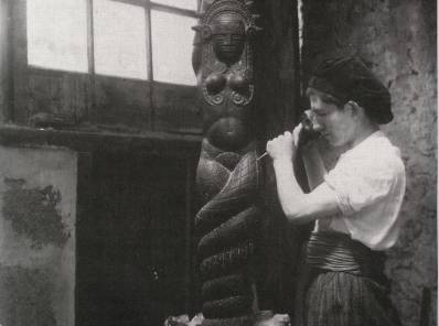 Rómulo Rozo tallando la Bachué en su estudio en París. ca. 1925. Fotografía de Pierre