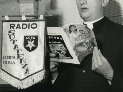  El padre Salcedo, fundador de Radio Sutatenza, lee para sus oyentes la cartilla Salud (con portada diseñada por Sergio Trujillo), 1972.