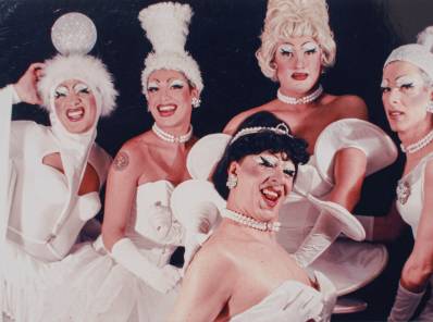 Drag queens en el bar bogotano Zona Franca (c. 1990). © manu mojito / fundación arkhé
