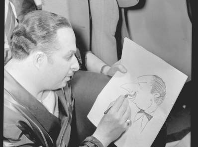 El multifacético Cugat dibuja una caricatura de sí mismo en Nueva York. La captura fue hecha ente 1946 y 1948 por el célebre fotógrafo William P. Gottlieb.