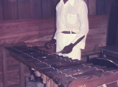 Teófilo tocando la marimba