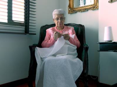 mamá tejiendo